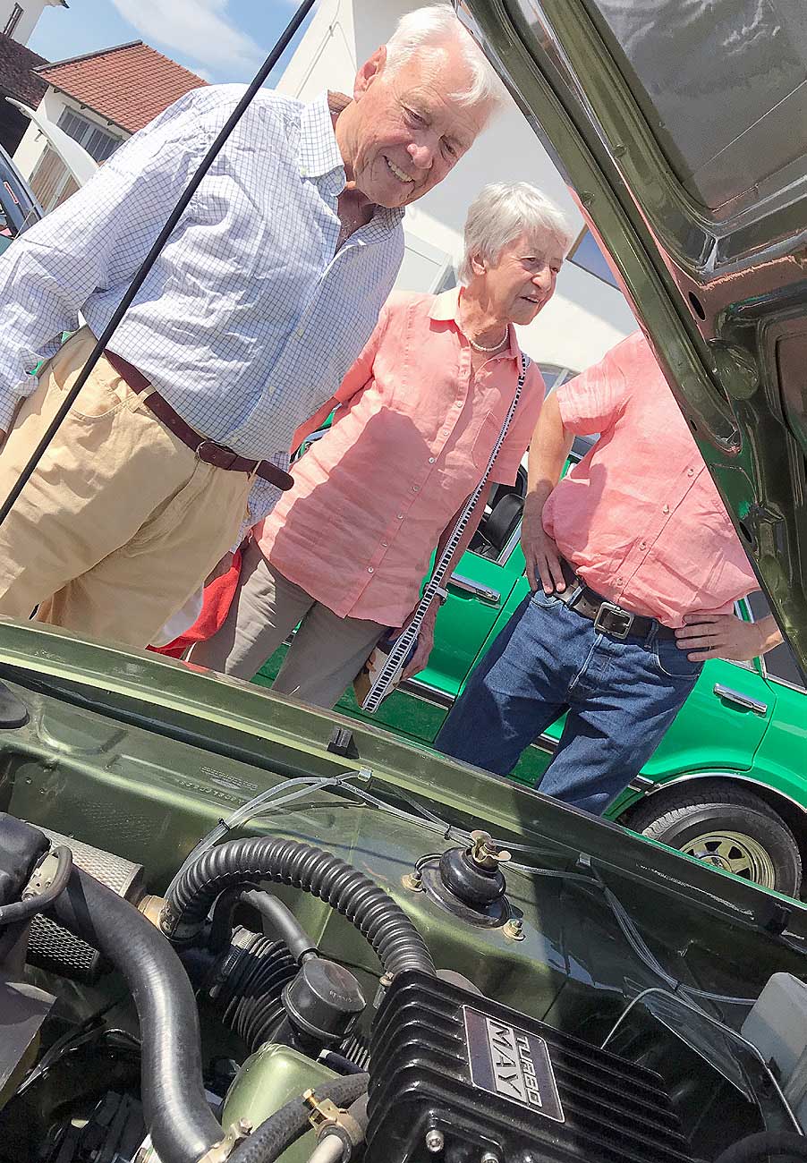 Unter einigen Motorhauben konnte Michael May mit Lebensgefährtin Rosemarie Schirmer sein Turbo-Kit beim Treffen im Juli 2019 entdecken.